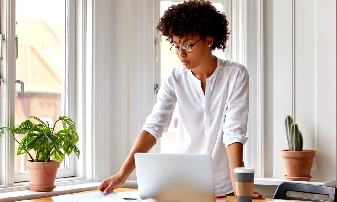 Seminarteilnehmer beim gemeinsamen Arbeiten