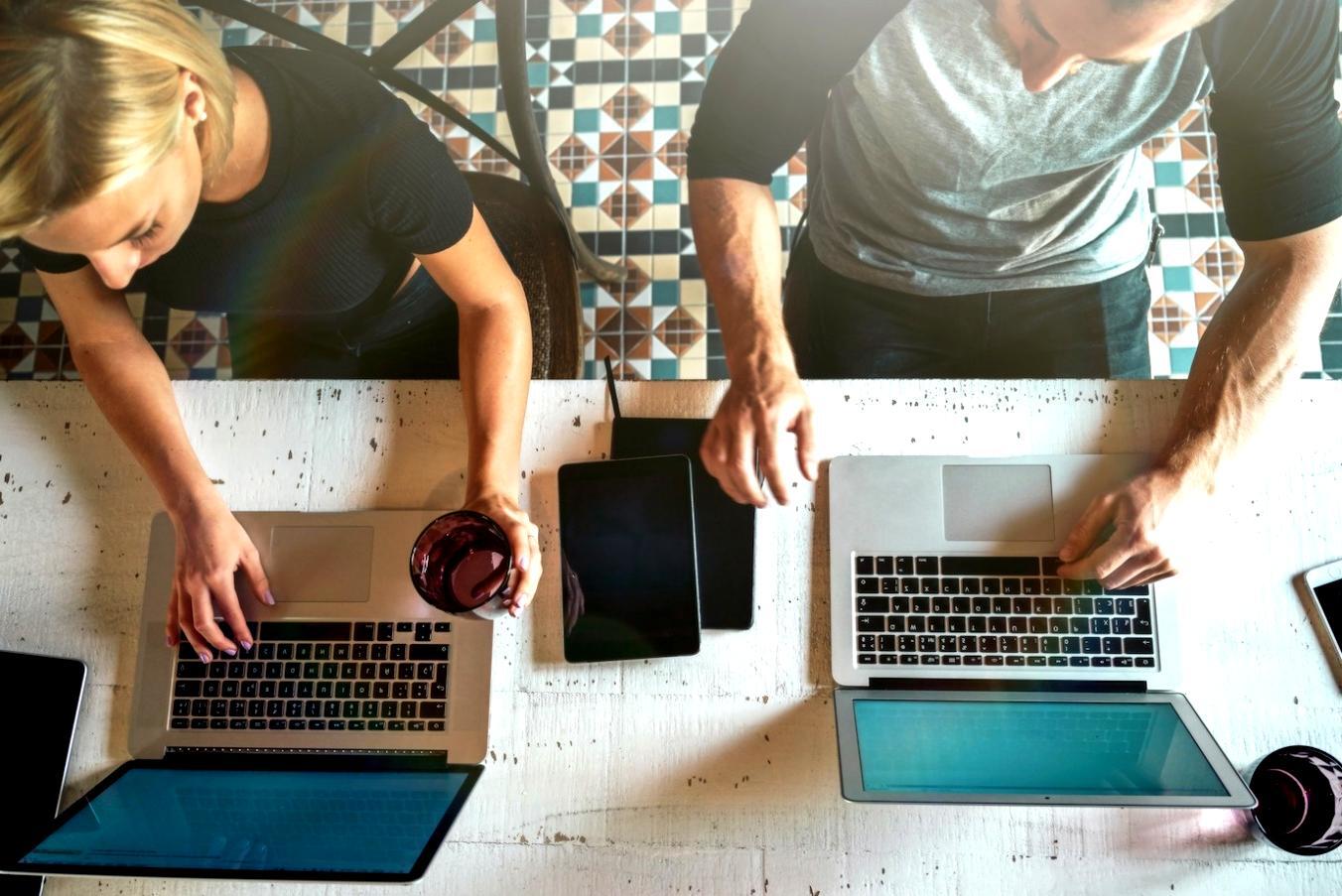 Seminar-Teilnehmer bei der praktischen Arbeit an Gründungskonzepten