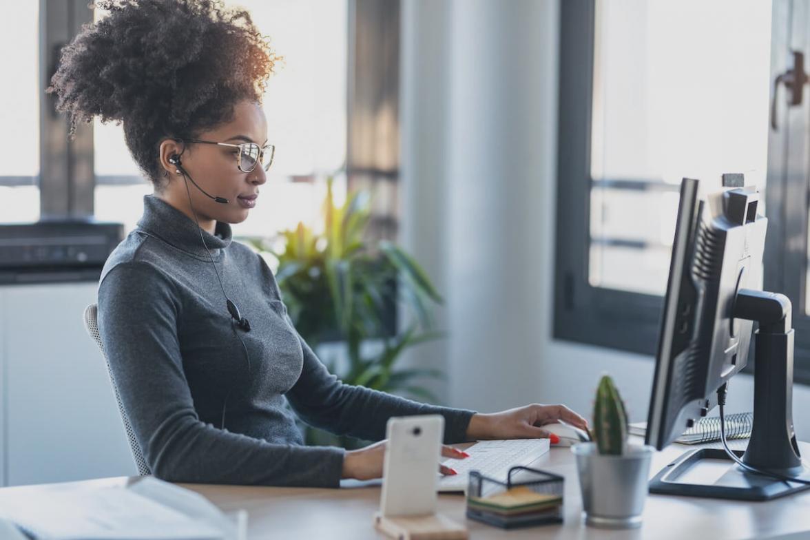 Seminarraum mit Teilnehmern bei praktischer Arbeit